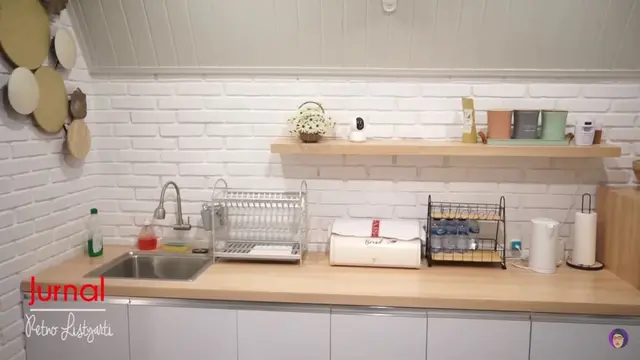 Potret dapur rumah Andy F. Noya (Sumber: YouTube/Jurnal Retno Listyarti)