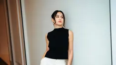 Bertambah usia sudah pasti, namun Pevita Peace selalu tampil menawan dengan berbagai gayanya yang selalu jadi inspirasi banyak wanita. Pakai outfit monokrom dengan gaya yang simpel, penampilannya sudah terlihat menawan dan menuai banyak pujian dari penggemar. (Liputan6.com/IG/@pevpearce)