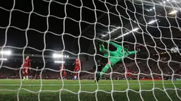 Pemain Red Bull Salzburg Takumi Minamino (kedua kiri) mencetak gol ke gawang Liverpool pada lanjutan Liga Champions di Stadion Anfield, Liverpool, Inggris, Rabu (2/10/2019). The Reds menang tipis 4-3 atas Salzburg. (AP Photo/Jon Super)