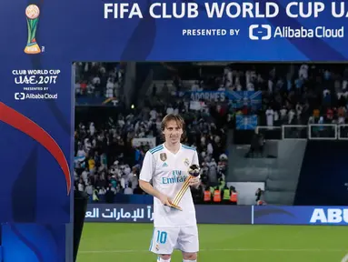 Gelandang Real Madrid, Luka Modric berpose dengan trofi bola emas usai pertandingan melawan Gremio pada Piala Dunia Antarklub 2017 distadion Zayed Sports City,Abu Dhabi, Uni Emirat Arab, (16/12). Modric menjadi man of the match. (AP Photo/Hassan Ammar)