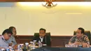 Ketua DPD RI Irman Gusman (kanan) didampingi Ketua Komite I DPD Fahrul Rozi (kedua kanan) menerima aktivis ICW Emerson Yuntho (kedua kiri) dan Abdullah Dahlan (kiri) diruang pimpinan DPD, Jakarta, Kamis (12/2/2015). (Liputan6.com/Andrian M Tunay)