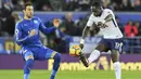 Aksi pemain Tottenham, Moussa Sissoko (kanan) melewati adangan pemain Leicester, Vicente Iborra pada lanjutan Premier League di King Power Stadium, Leicester, (28/11/2017).  Leicester City menang 2-1. (AP/Rui Vieira)