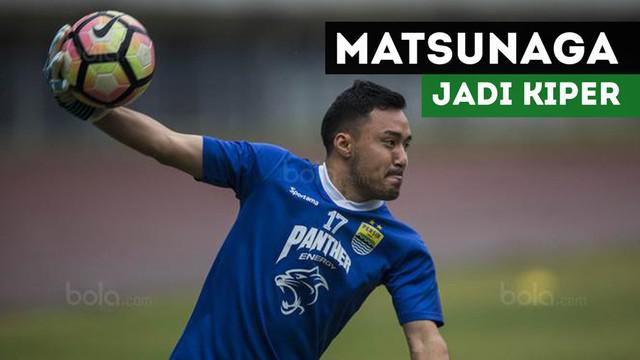 Penyerang Persib Bandung, Shohei Matsunaga beraksi menjadi kiper di sela-sela latihan jelang laga kontra Persija Jakarta.