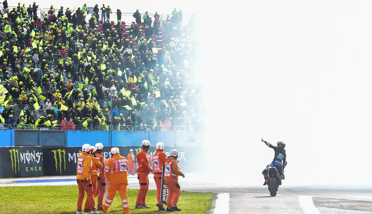 Pembalap Monster Energy Yamaha, Fabio Quartararo, berhasil menyegel gelar MotoGP 2021 lebih cepat. Gelar tersebut diraih setelah Fabio Quartararo finis keempat pada balapan MotoGP Emilia Romagna di Sirkuit Misano, Minggu (24/10/2021) malam WIB. (AFP/Andreas Solaro)