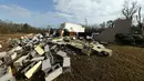 Blok cinder dari Flatwood Community Center berserakan di Flatwood, Alabama (30/11/2022). Badai Tornado melanda daerah tersebut yang mengakibatkan dua orang tewas di komunitas Flatwood di utara kota Montgomer. (AP Photo/Butch Dill)