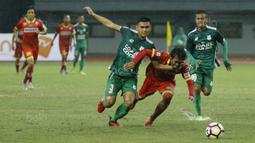 Bek PSMS Medan, Danie Pratama, menghadang bek Martapura FC, Ady Setiawan, pada laga Liga 2 di Stadion Patriot, Bekasi, Senin (13/11/2017). PSMS Medan menang 2-1 atas Martapura FC. (Bola.com/ M Iqbal Ichsan)