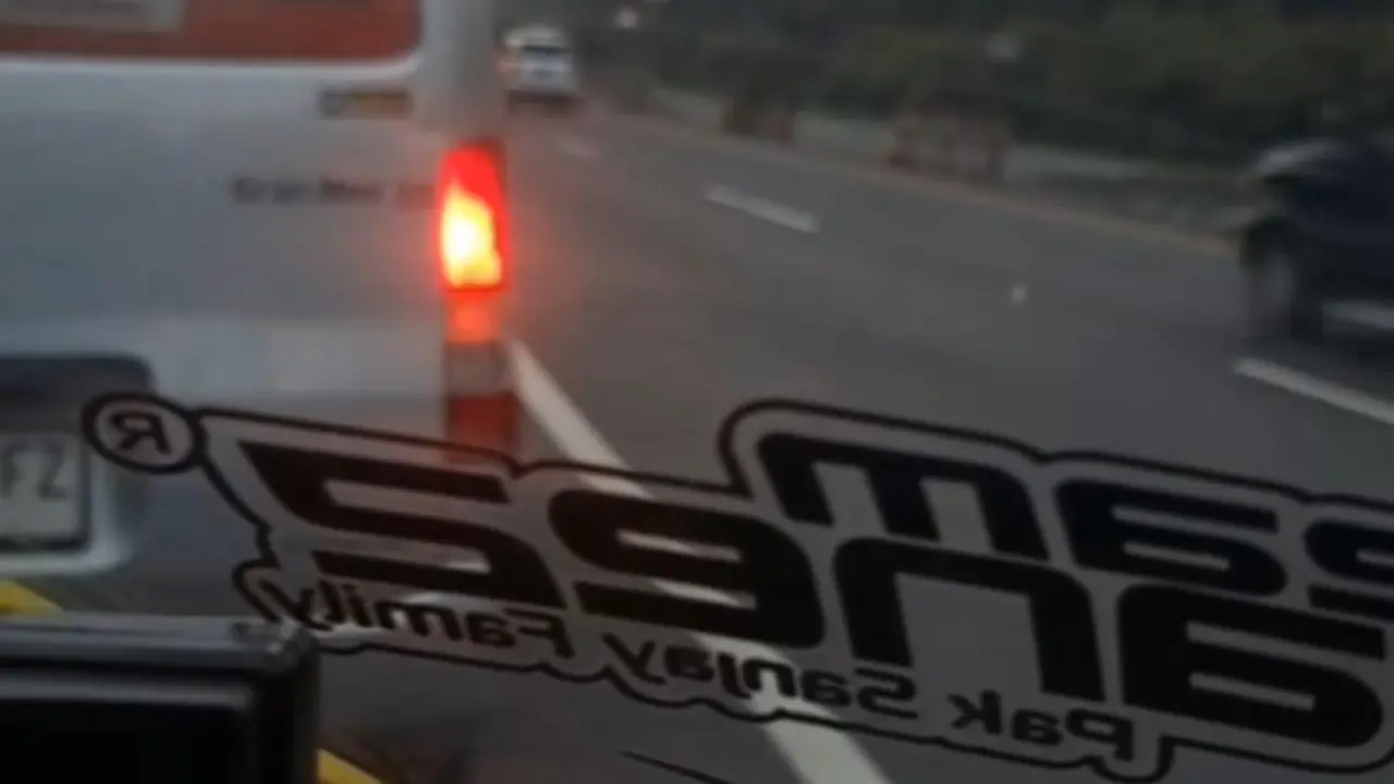 Video viral di media sosial memperlihatkan aksi koboi diduga dilakukan oleh seorang pengemudi mobil ekspedisi yang menodongkan senjata ke arah pengemudi mobil lain.