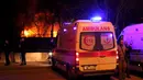 Ambulans tiba di lokasi ledakan bom mobil di Ankara, Turki, Rabu (17/2). Bom yang meledak ketika iring-iringan bus militer tengah lewat tersebut menewaskan sedikitnya 28 orang dan melukai 60 lainnya. (REUTERS/Tumay Berkin)
