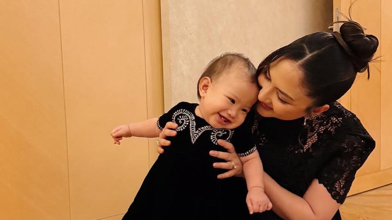 Potret Baby Kyarra Kompak Kenakan Outfit Hitam dan Emas dengan Jessica Mila, Super Cute!