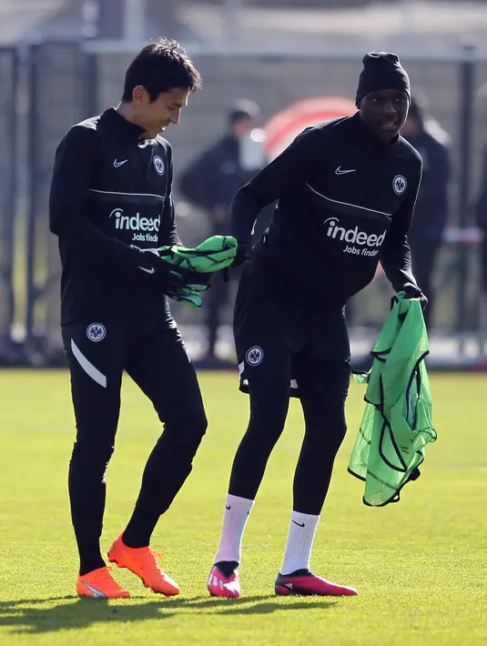 Pemain Eintracht Frankfurt Makoto Hasebe (kKiri) dan Randal Kolo Muani menghadiri sesi latihan jelang menghadapi Napoli pada pertandingan sepak bola babak 16 besar Liga Champions di Frankfurt, Jerman, 20 Februari 2022. Eintracht Frankfurt akan menghadapi Napoli di Waldstadion atau Deutsche Bank Park pada 22 Februari 2023 pukul 03.00 WIB. (Daniel ROLAND/AFP)