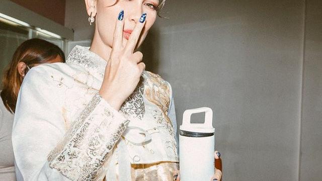 Artis Memakai Hanbok