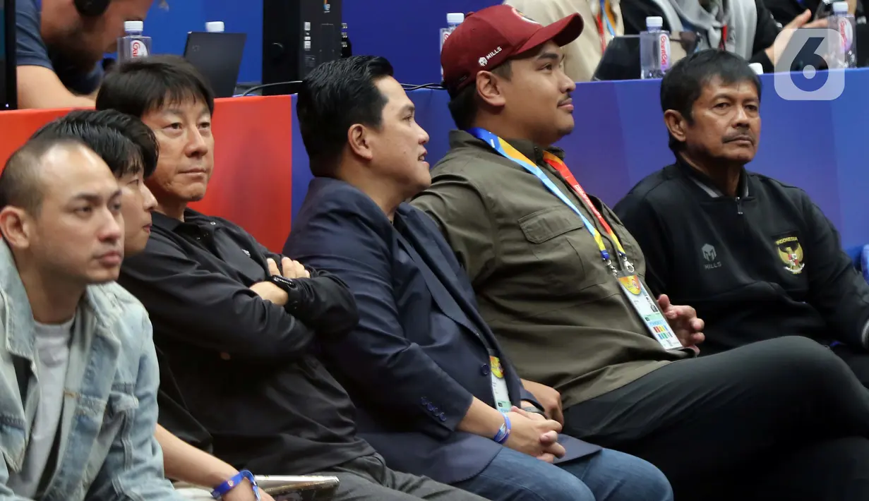 Menpora, Dito Ariotedjo (kedua kanan) saat menyaksikan laga penutup penyisihan grup H FIBA World Cup 2023 antara Latvia dan Kanada di Indonesia Arena, Gelora Bung Karno, Jakarta, Selasa (29/8/2023). (Liputan6.com/Helmi Fithriansyah)