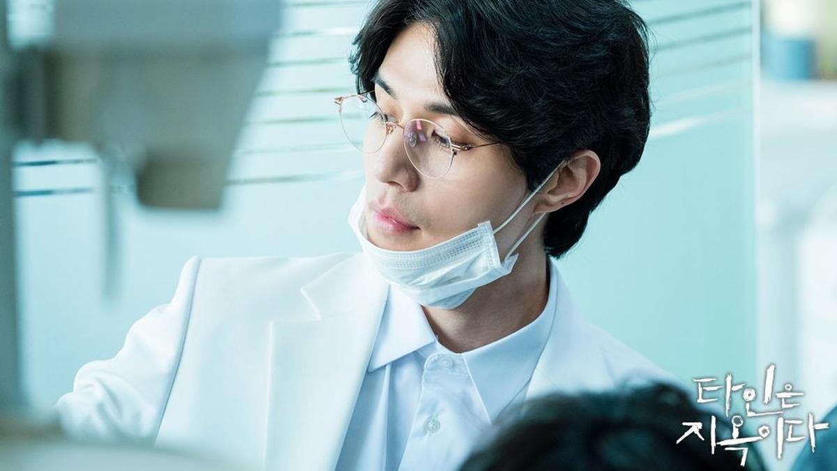 Pesona Lee Dong Wook Saat Perankan Sosok Dokter Dalam Serial Drama Entertainment Fimela Com