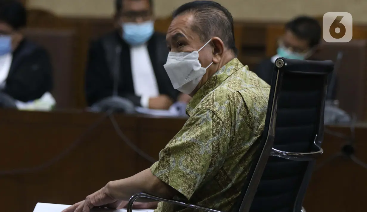 Tersangka perkara dugaan suap penghapusan nama terpidana perkara pengalihan hak tagih atau cessie Bank Bali dari daftar red notice Polri, Djoko Soegiarto Tjandra saat menjalani sidang pembacaan dakwaan di Pengadilan Tipikor Jakarta, Senin (2/11/2020). (Liputan6.com/Helmi Fithriansyah)