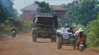 Warga Kamboja dievakuasi dengan mengikuti kendaraan militer di Oddar Meanchey, Jumat, 25 Juli 2025, saat bentrokan besar terjadi di perbatasan dengan Thailand. (Dok. AP Photo/Heng Sinith)
&nbsp;