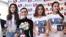 Maia Estianty, Julia Perez dan dua adik Jupe berpose saat peluncuran album "The Best of Julia Perez" di kawasan Tugu Tani, Jakarta, Jumat (7/10). (Liputan6.com/Herman Zakharia)