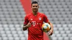 Bek baru Bayern Munchen, Lucas Hernandez berpose saat dirinya diperkenalkan secara resmi di Allianz Arena, Munich, Senin (8/7/2019). Lucas Hernandez menjadi bek termahal di dunia setelah diboyong Bayern Munchen dari Atletico Madrid dengan harga 80 juta euro (Rp 1,2 triliun). (Christof STACHE/AFP)