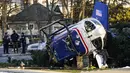 Helikopter medis yang jatuh di dekat Gereja Drexel Hill United Methodist Church di Drexel Hill, Philadelphia, Pennsylvania, AS (11/1/2022). Helikopter medis yang akan menuju keluar negara AS terjatuh di dekat gereja. (AP Photo/Matt Rourke)