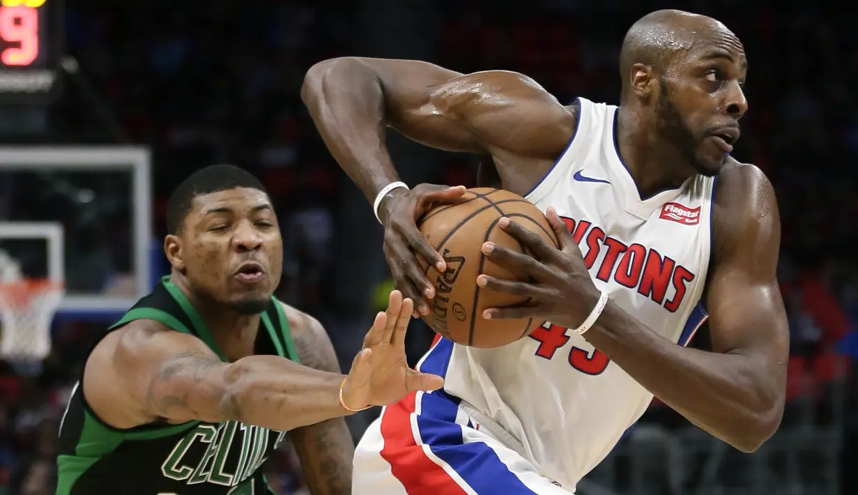 Pebasket Boston Celtics, Marcus Smart, berusaha merebut bola dari pebasket Detroit Pistons, Anthony Tolliver, pada laga NBA di Little Caesars Arena, Senin (11/12/2017). Celtics menang 91-81 atas Pistons. (AP/Duane Burleson)