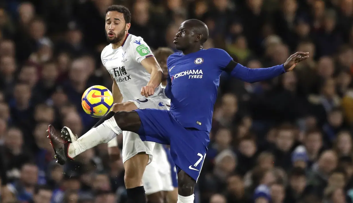 Aksi pemain Chelsea, N'golo Kante (kanan) berebut bola dengan pemain Crystal Palace, Andros Townsend pada lanjutan Premier League di Stamford Bridge stadium, London, (10/3/2018). Chelsea menang 2-1. (AP/Matt Dunham)