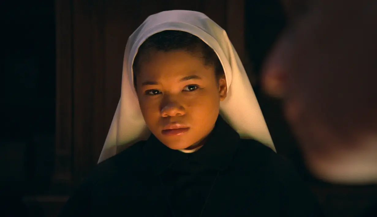 <p>Sebagai film lanjutan kisah pertama, ternyata iblis tersebut bersembunyi di tubuh Maurice yang merupakan teman Suster Irene. (Warner Bros. Pictures via AP)</p>