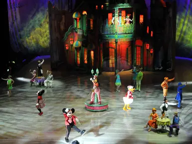 Pertunjukkan Disney On Ice bertajuk Dare to Dream! digelar di Istora Senayan, Jakarta, Jumat (10/4/2015). Acara ini digelar untuk merayakan 75 tahun cerita mengenai Disney Princess (Liputan6.com/Panji Diksana)