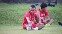 Winger Bali United Irfan Jaya saat sesi pendinginan usai sesi latihan di Lapangan Gelora Trisakti Legian pada Kamis sore (12/1/2023). Irja sudah pulih 100 persen dan punya motivasi besar untuk kembali membela Bali United. (Mahewara Putra/Bola.com)