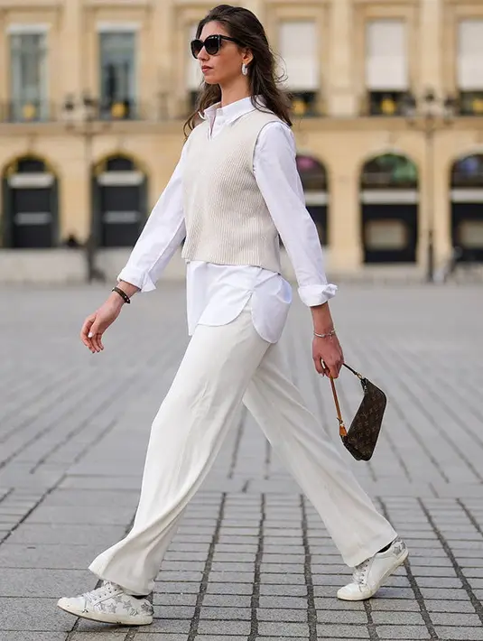 Jangan khawatir jika kamu ingin bermain dengan aksen tumpuk. Gunakan lagi sweater vest di dalam lemarimu, ini akan kunci untuk clean look yang mudah, namun tetap terlihat menarik. Foto: Purewow.