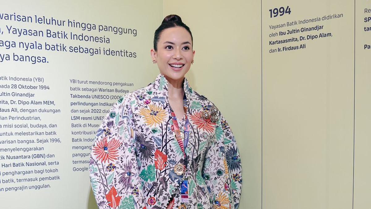 6 Potret Elvira Devinamira Berbusana Batik Merawit Cirebon Karya Faisal Shah, Anggun Level Paripurna