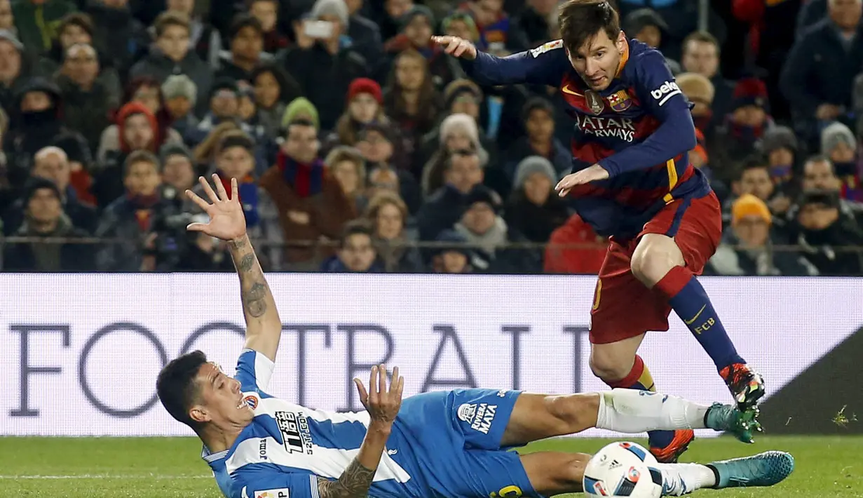 Pemain Barcelona, Messi mencoba melewati pemain Espanyol, Enzo Roco pada laga 16 besar Copa del Rey di Stadion Camp Nou, Barcelona, Kamis (7/1/2016) dini hari WIB.  (REUTERS/Albert Gea)
