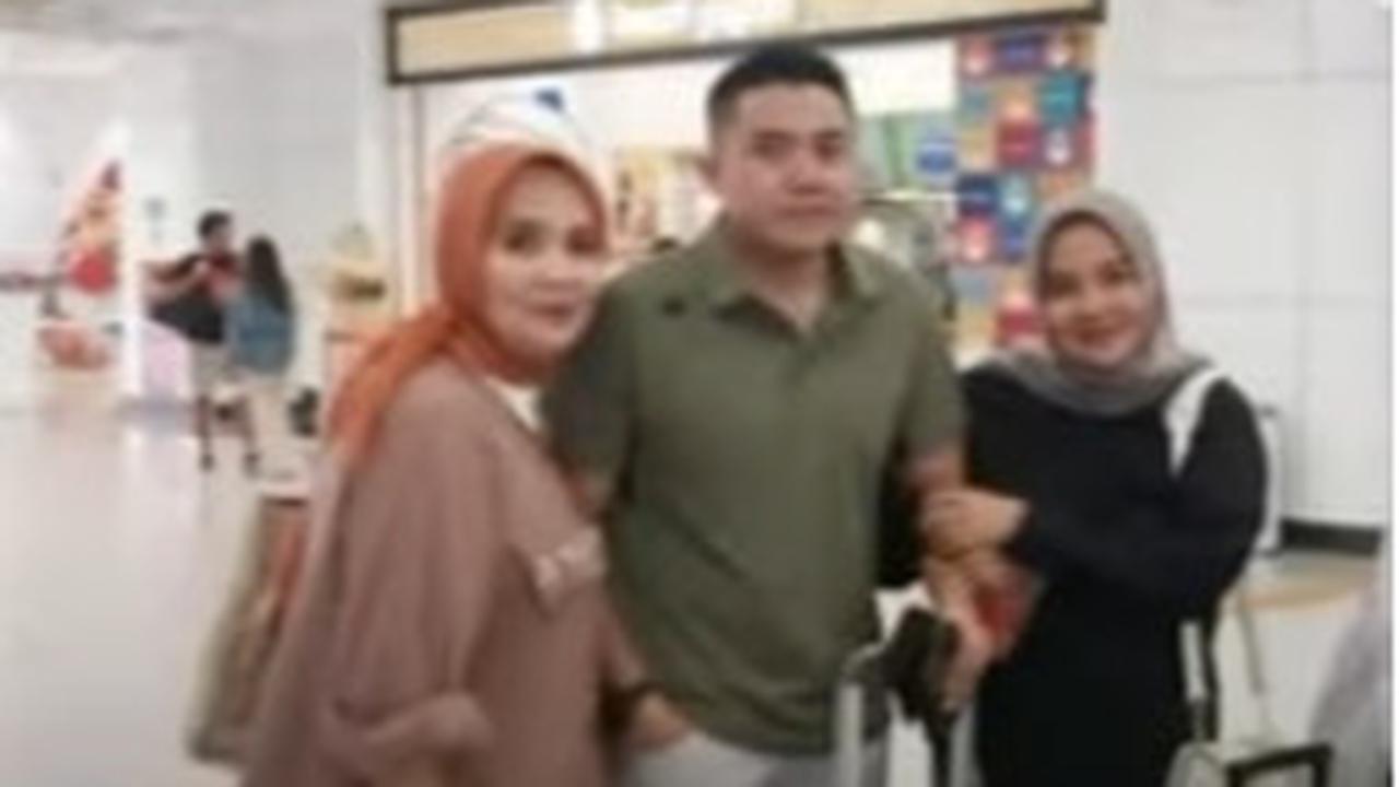Momen Manja Mayor Teddy saat diusapi Oleh Seorang Wanita