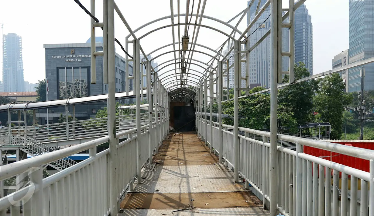 Kondisi JPO sisi barat Polda Metro Jaya, di Jalan Jenderal Sudirman, Jakarta, Senin (23/11). Akibat adanya  pengerjaan pembongkaran , Dishubtrans DKI melakukan pengalihan arus lalu lintas di kawasan tersebut.  (Liputan6.com/Yoppy Renato)