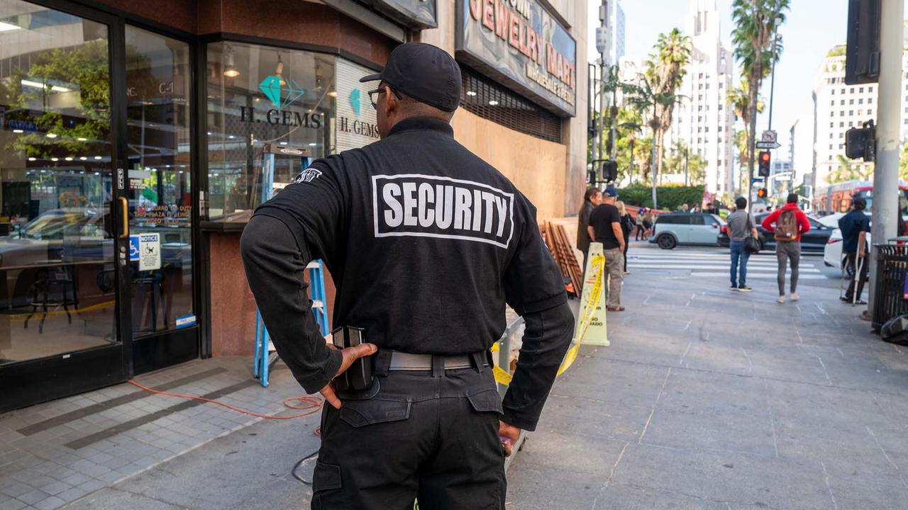 FOTO: Antisipasi Kerusuhan dan Penjarahan Berlanjut, Jam Malam Diberlakukan di Kota Los Angeles