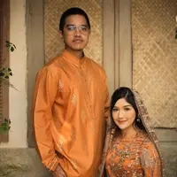 Erina Gudono dan Kaesang Pangarep menyiapkan baju Lebaran nuansa orange. [Foto: @erinagudono]