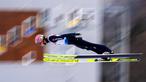 Karl Geiger menempati peringakt ketiga saat berkompetisi di ajang Kejuaraan Ski Jumping putra di Rasnov, Romania. (Foto: AP/Raed Krishan)