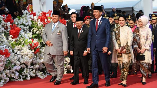 Presiden Joko Widodo (Jokowi) didampingi Wapres Ma’ruf Amin dan presiden terpilih periode 2024-2029 Prabowo Subianto datang bersamaan menghadiri acara HUT TNI di Lapangan Silang Monumen Nasional (Monas), Jakarta Pusat.