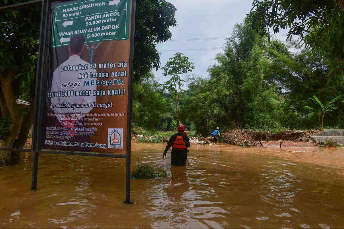 FOTO: Tanggul Jebol, 2.000 Warga Villa Pamulang Terdampak Banjir