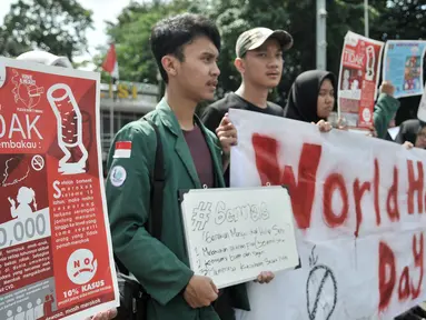 Mahasiswa Universitas Muhammadiyah Prof. Dr. Hamka membentangkan spanduk saat menggelar kampanye bahaya merokok di car free day (CFD), Jakarta, Minggu (8/4). Kampanye digelar untuk memperingati Hari Kesehatan Dunia. (Merdeka.com/Iqbal Nugroho)
