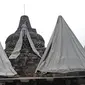 Seorang pekerja menutup stupa di kompleks candi Borobudur, Magelang, Jawa Tengah, Senin (23/11/2020). Penutupan candi Borobudur oleh BKB (Balai Konservasi Borobudur) sebagai langkah antisipasi melindungi batu candi dari abu vulkanik jika Gunung Merapi erupsi. (Photo by Agung Supriyanto/AFP)