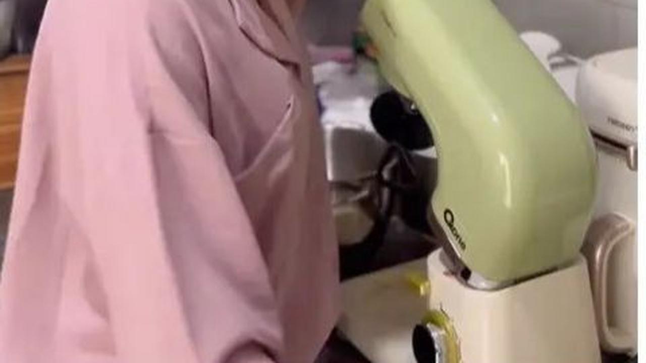 Momen saat Chloe turut membantu Asmirandah di dapur ini juga tak lepas dari sorotan.