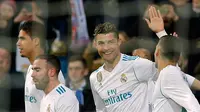 Cristiano Ronaldo merayakan gol bersama rekan setimnya saat melawan Girona dalam pertandingan La Liga Spanyol di stadion Santiago Bernabeu di Madrid (18/3). Kemenangan ini memantapkan Real Madrid di posisi ketiga dengan 60 poin. (AP Photo / Paul White)