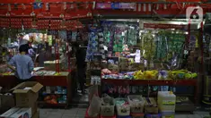 Pembeli sedang berbelanja di Pasar Santa, Jakarta, Selasa (23/6/2020). Plastik pembatas antara pedagang dan pembeli dipasang di kios pasar santa diterapkan dari protokol kesehatan pencegahan COVID-19. (Liputan6.com/Herman Zakharia)