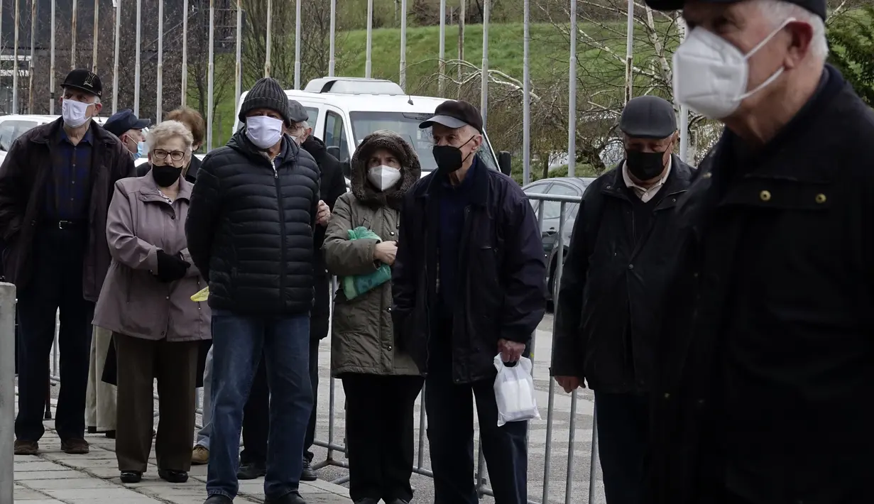 Orang-orang menunggu vaksin COVID-19, di luar gedung olahraga di ibu kota Sarajevo, Bosnia, Rabu (21/4/2021). Bosnia telah melaporkan lebih dari 7.000 kematian COVID-19 dari 3,3 juta populasinya - di antara angka terburuk di Eropa. (AP Photo/Eldar Emric)