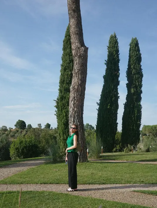 Di sini, Aaliyah pun tampil memikat dengan gaya kasualnya yang simpel. Ia mengenakan atasan tanpa lengan berwarna hijau dan celana panjang hitam. [Foto: Instagram/aaliyah.massaid]