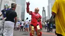 Tokoh robot Iron Man ikut memeriahkan acara parade kebudayaan bertajuk 'Kita Indonesia' di kawasan Bundaran HI, Jakarta, Minggu (4/12). Aksi yang didukung oleh berbagai elemen kebangsaan ini diikuti oleh ribuan massa pendukung. (Liputan6.com/Angga Yuniar)