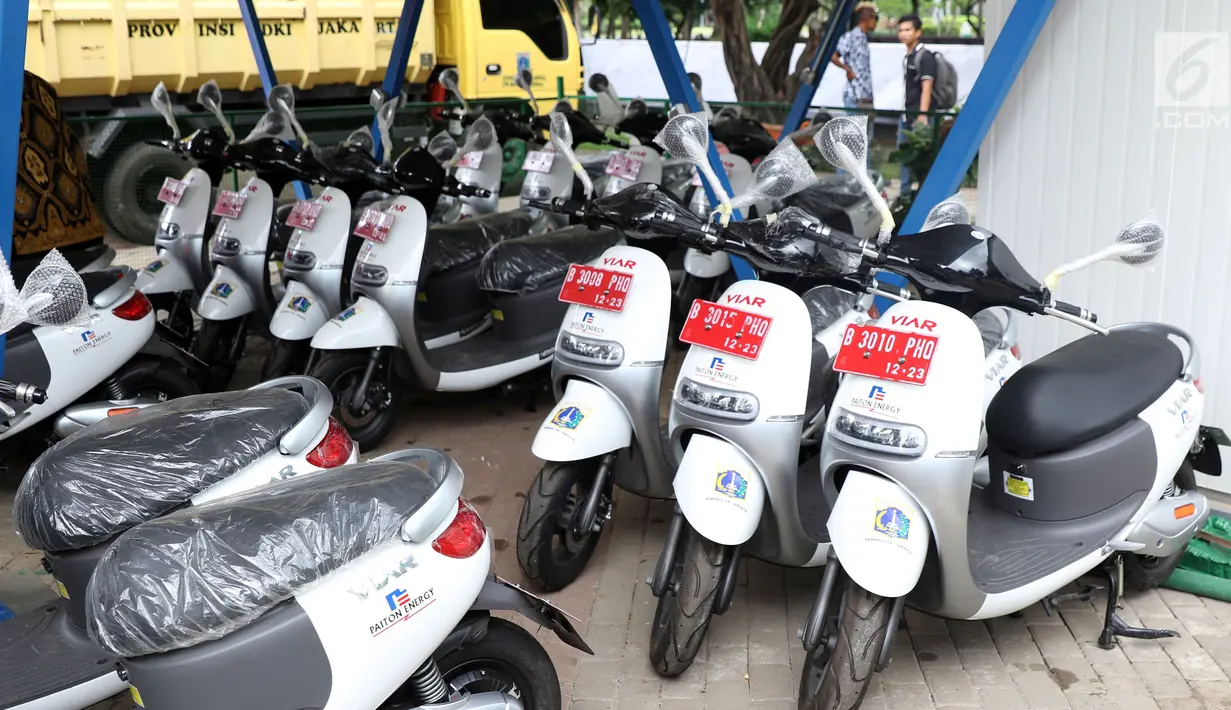 Deretan motor listrik terparkir di Posko Logistik Monas, Jakarta, Kamis (13/12). Pemprov DKI Jakarta menerima hibah 50 unit motor listrik Viar Q1 yang dibagi 20 unit di Ragunan, 20 unit di Monas, dan 10 unit di Jatibaru. (Liputan6.com/Helmi Fithriansyah)