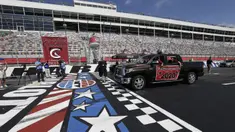 Mahasiswa Cabarrus Early College of Technology mengendarai mobil saat menjalani wisuda di Charlotte Motor Speedway, Concord, North Carolina, Amerika Serikat, Jumat (12/6/2020). Ribuan mahasiswa Cabarrus Early College of Technology menjalani wisuda di arena NASCAR. (AP Photo/Gerry Broome)