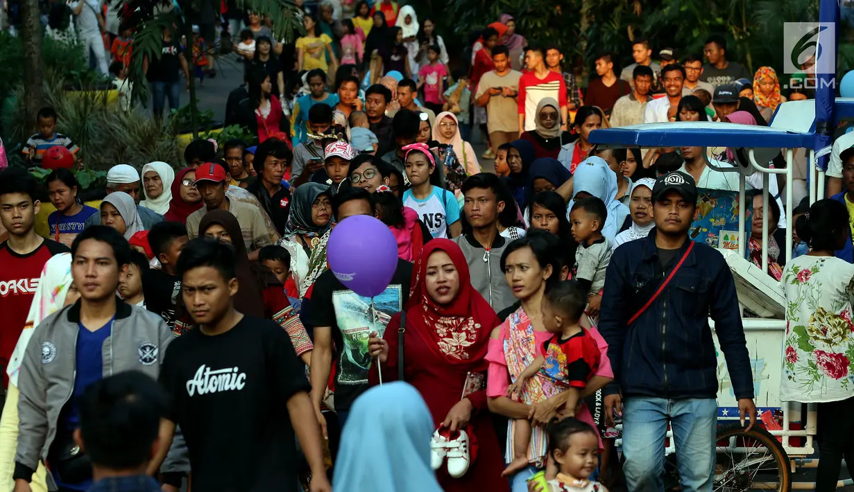 Pengunjung memadati Kebun Binatang Ragunan, Jakarta, Sabtu (16/6). Kebun Binatang Ragunan masih menjadi tempat favorit warga Jakarta untuk menghabiskan libur Lebaran. (Liputan6.com/JohanTallo)