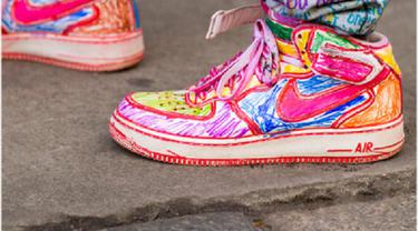 Upgrade Penampilan Sneakers Lama Dengan Coretan Gambar Yang Aesthetic Fashion Fimela Com Posted on september 26, 2020. upgrade penampilan sneakers lama dengan