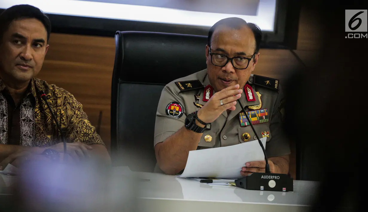 Kabiropenmas Divisi Humas Polri Dedi Prasetyo memberikan keterangan hasil investigasi kerusuhan 21-22 Mei 2019 di Jakarta, Jumat (5/7/2019). Menurut polisi, kerusuhan yang terjadi saat aksi massa mengawal putusan pilpres 2019 itu terjadi bukan secara spontan. (Liputan6.com/Faizal Fanani)